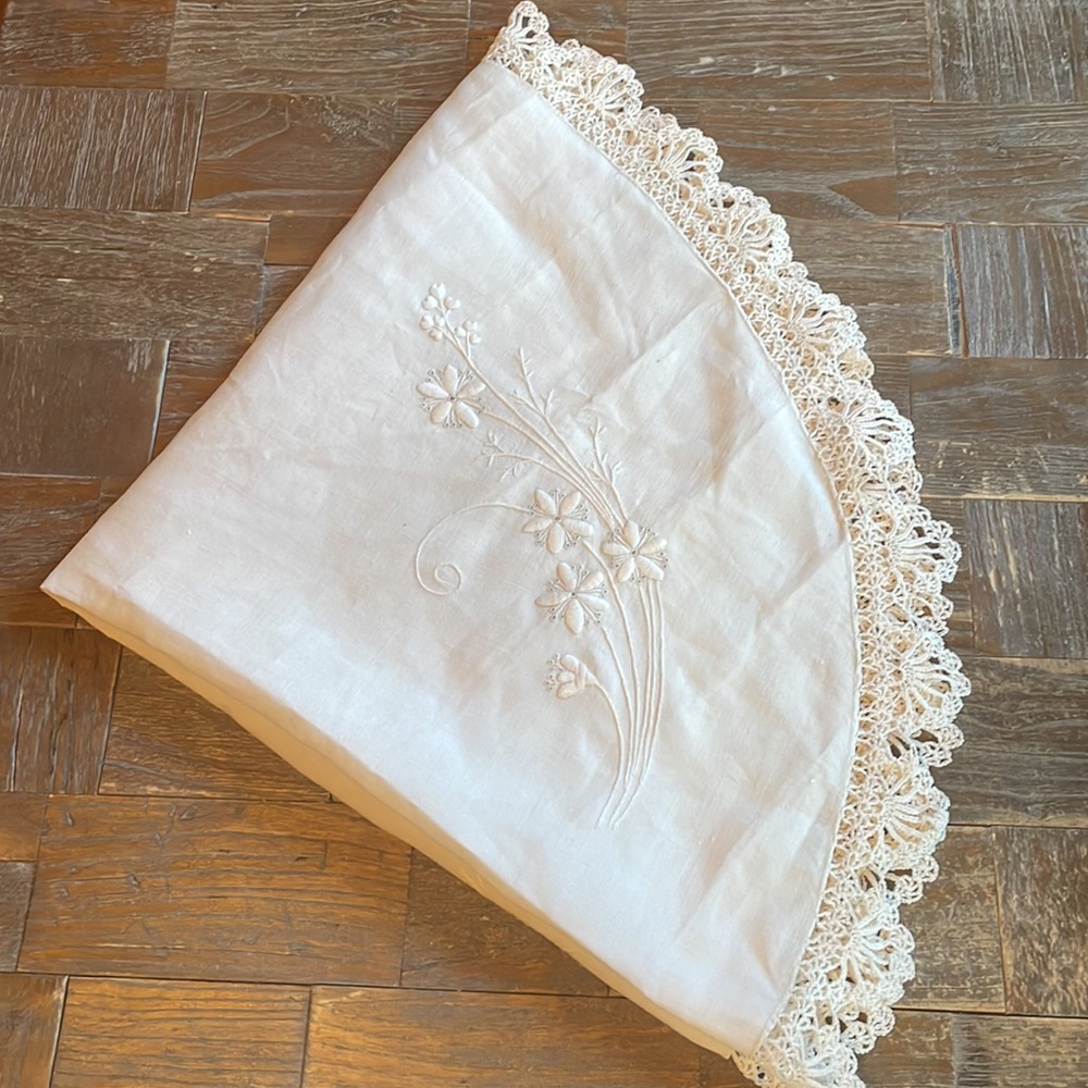 Vintage Handstitched Linen Embroidered Round Tablecloth🖤